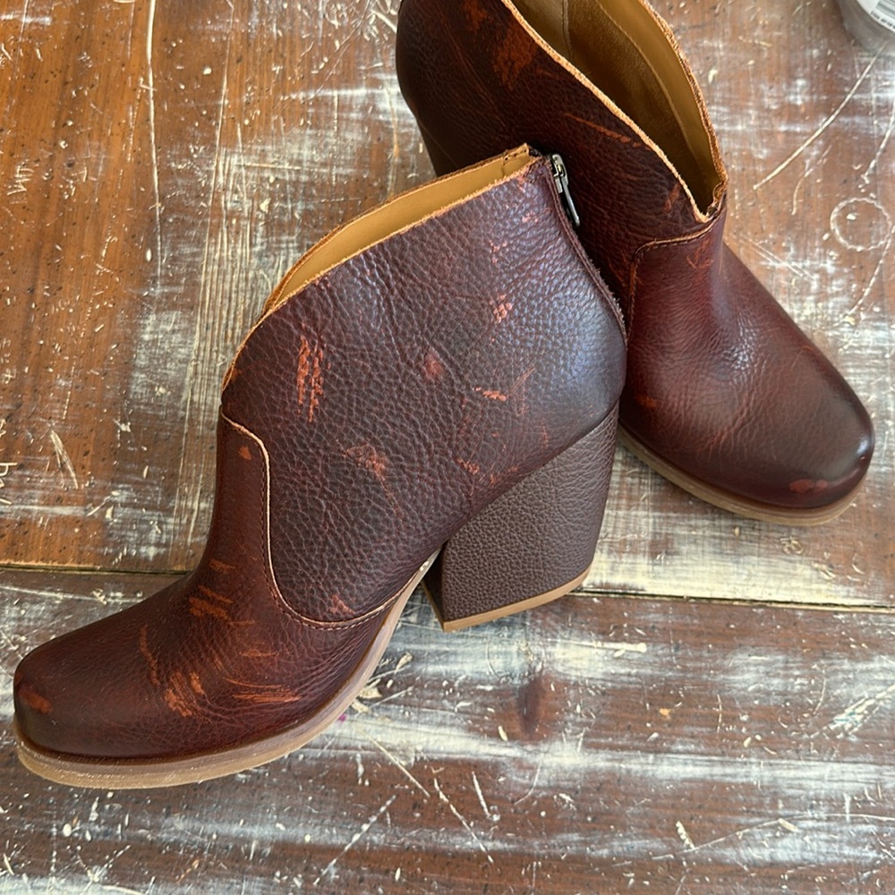 NWOT Korks booties Sz. 8
